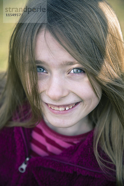 Porträt eines glücklichen Mädchens mit blauen Augen