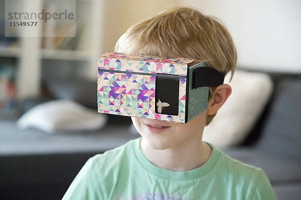 Junge mit Virtual Reality Brille