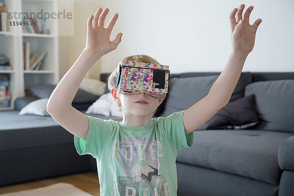 Fummelnder Junge mit Virtual Reality Brille