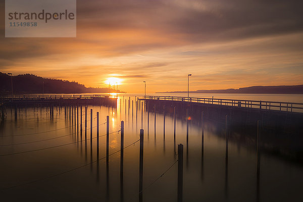 Deutschland  Bodensee  Sipplinger Hafen bei Wintersonnenwende