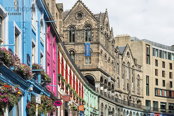 UK  Edinburgh  Reihe von farbigen Häusern in West Bow
