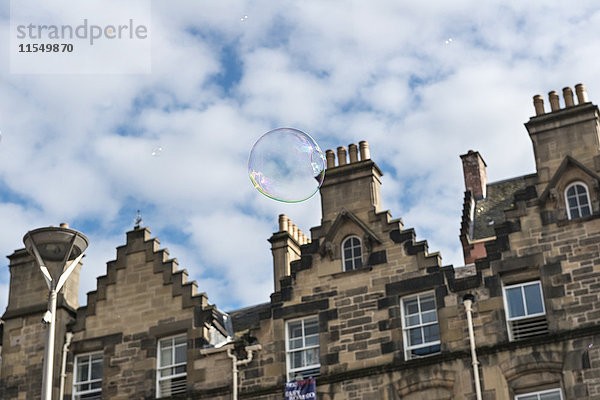UK  Edinburgh  Seifenblase in der Luft vor historischen Giebeln