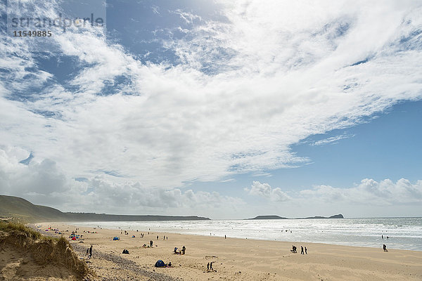 UK  Wales  Menschen am Strand von Llengenith bei Swansea auf der Gower Peninsula