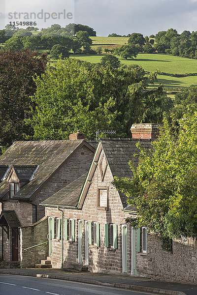 UK  Wales  Hay-on-Wye  Alte Häuser in der Church Street mit Hügeln im Hintergrund