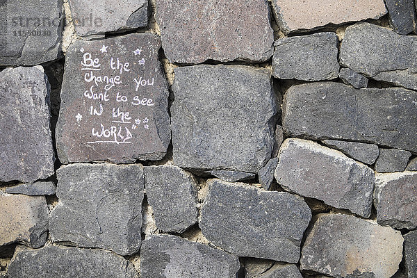 Spanien  Teneriffa  Spruch auf Steinmauer geschrieben