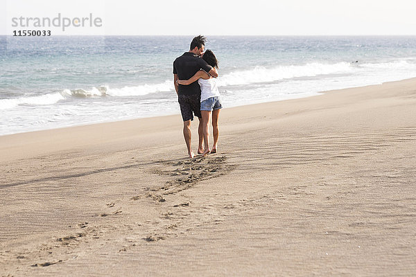 Verliebtes Paar beim Spaziergang am Strand