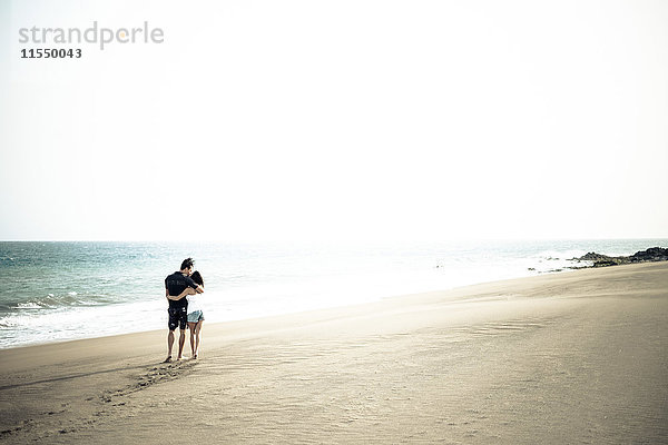Verliebtes Paar beim Spaziergang am Strand