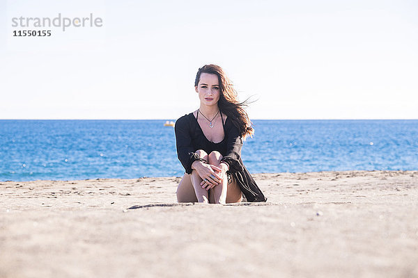 Spanien  Teneriffa  Porträt einer am Strand sitzenden Frau