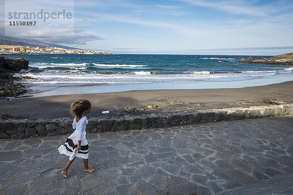 Spanien  Teneriffa  Frau zu Fuß zum Strand