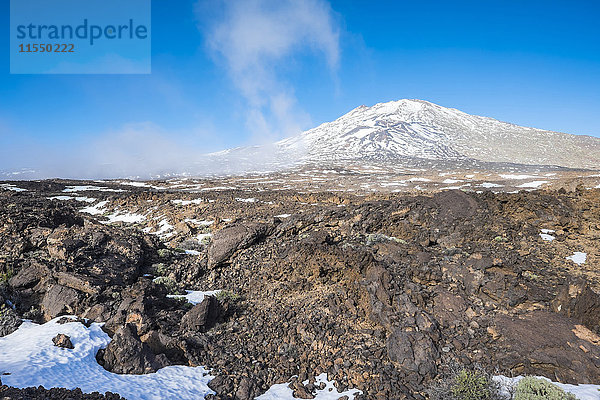 Spanien  Kanarische Inseln  Teneriffa  Teide Nationalpark  Vulkan mit Schnee