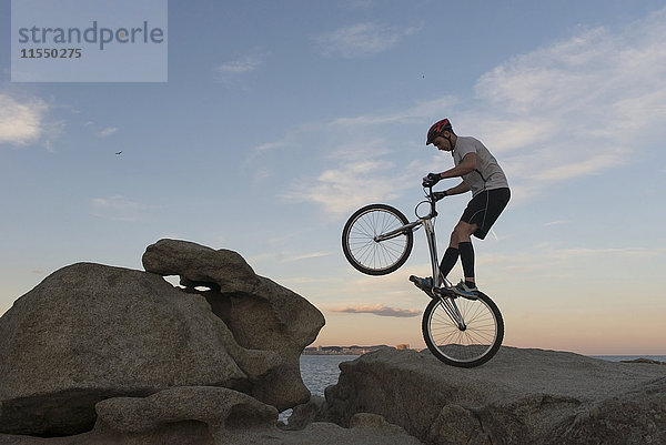 Biker-Action bei Sonnenuntergang am Strand Lloret de Mar