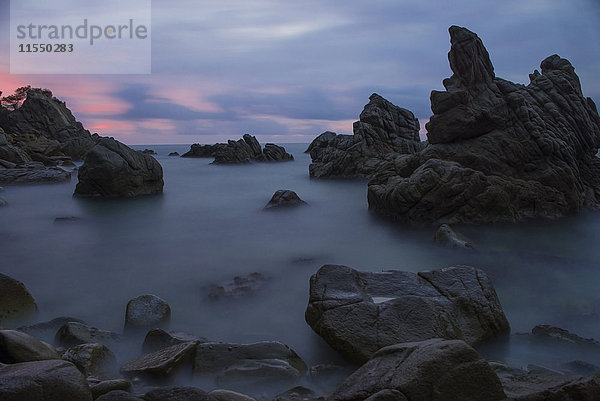 Spanien  Costa Brava  Lloret de Mar  Felsformationen in Cala dels Frares bei Sonnenuntergang