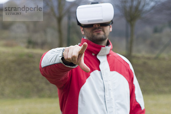 Der Mensch spielt mit der Virtual Reality Brille in der Natur