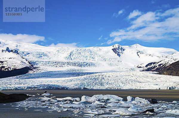 Island  Vatnajokull Nationalpark  Blick über die Fjallsarlon Gletscherlagune auf den Gletscher