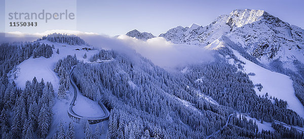 Deutschland  Bayern  Berchtesgaden  Hoher Goell und Rossfeldstraße im Winter  Panorama