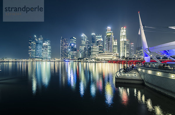 Singapur  Skyline von Singapur bei Nacht