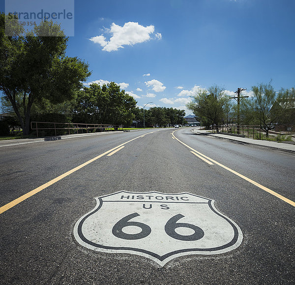USA  Arizona  Straße mit Route 66 Schild