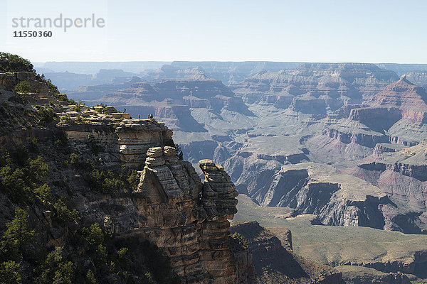 USA  Arizona  Grand Canyon  Menschen am Aussichtspunkt