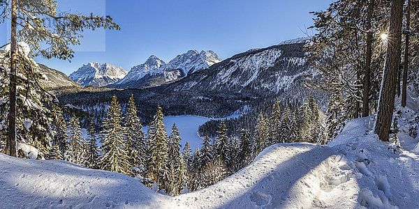 Österreich  Tirol  Frozen Blindsee mit Zugspitze im Hintergrund
