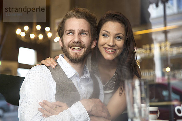 Glückliches junges Paar im Café