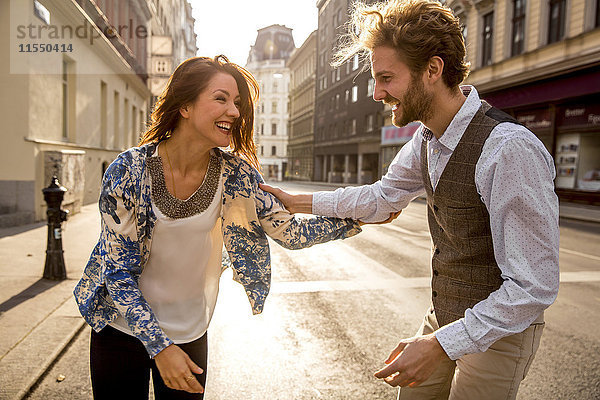 Glückliches junges Paar auf der Straße