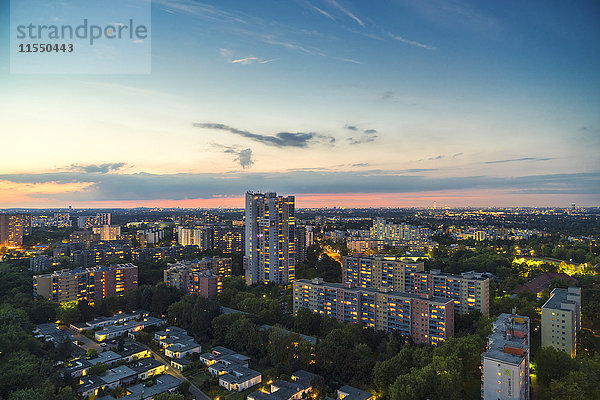 Deutschland  Berlin  Blick auf beleuchtetes Wohngebiet in Rudow