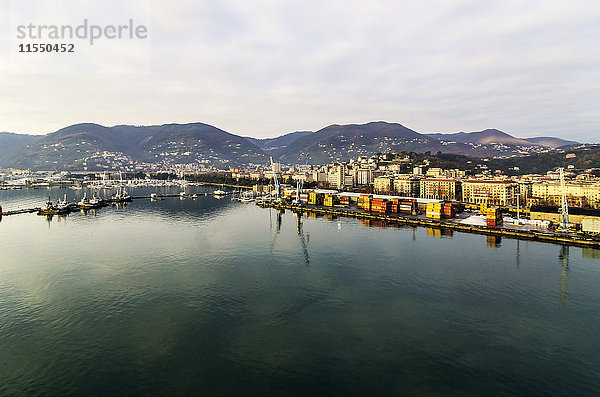 Italien  Ligurien  La Spezia  Stadtbild mit Hafen