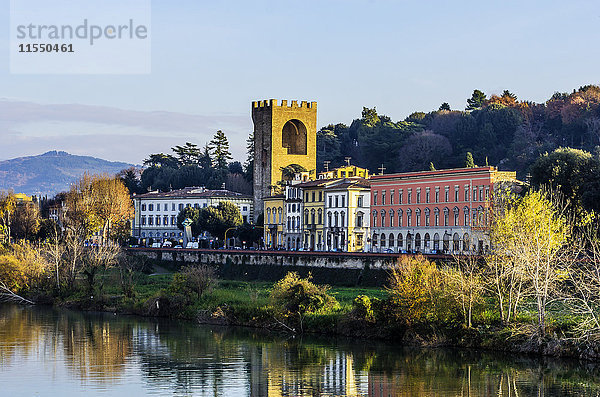 Italien  Toskana  Florenz  historisches Gebäude am Fluss Arno