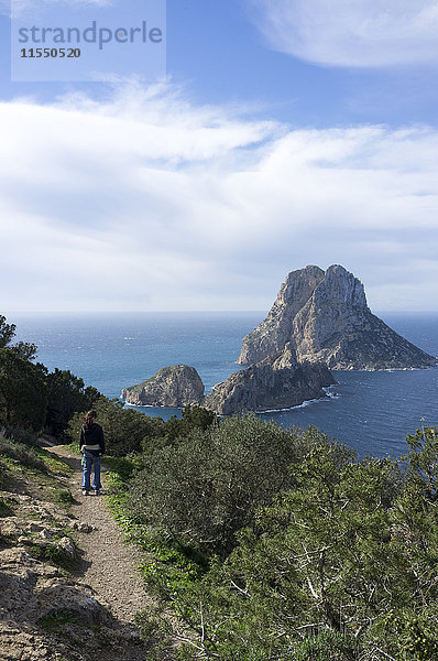 Spanien  Ibiza  Frau auf Küstenwanderweg
