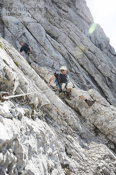 Österreich  Tirol  Wilder Kaiser  zwei Männer am Klettersteig