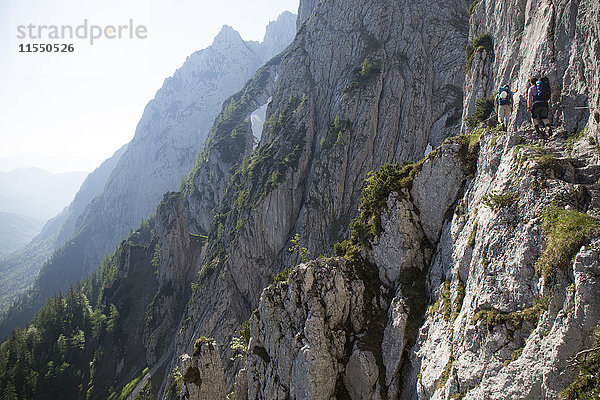 Österreich  Tirol  Wilder Kaiser  zwei Männer auf dem Klettersteig Richtung Goinger Halt