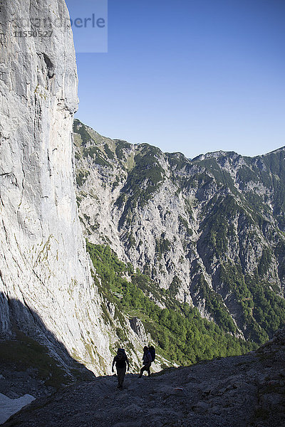 Österreich  Tirol  Wilder Kaiser  zwei Männer am Klettersteig auf dem Weg zum Goinger Halt