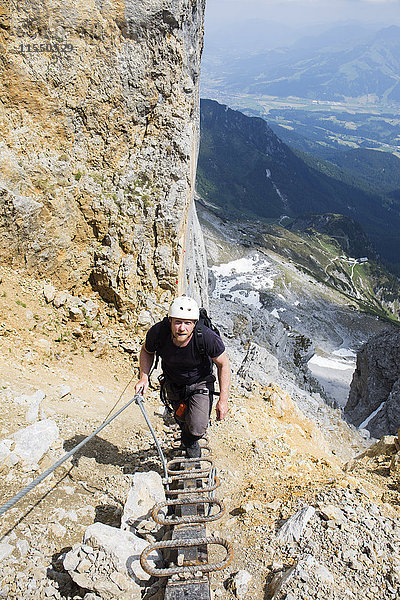Österreich  Tirol  Wilder Kaiser  Mann auf Klettersteig Richtung Ellmauer Halt