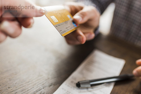 Nahaufnahme der Abschlepphände mit Kreditkarte