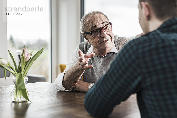 Porträt eines älteren Mannes  der mit seinem Enkel kommuniziert.