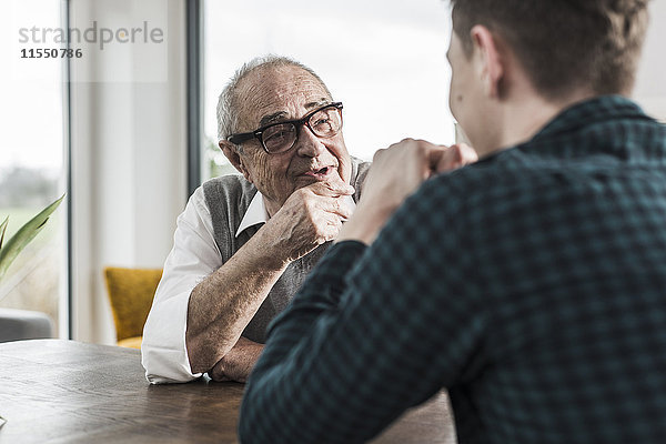 Porträt eines glücklichen älteren Mannes  der mit seinem Enkel kommuniziert.