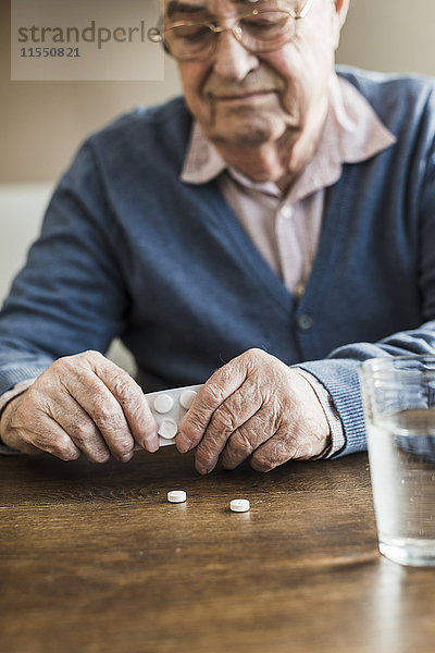 Senior Mann nimmt Tabletten aus der Blisterpackung  Nahaufnahme