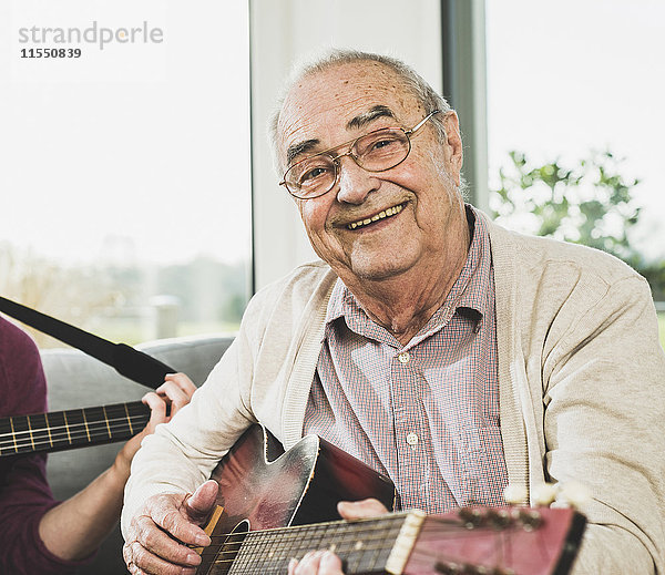 Porträt eines älteren Mannes  der Gitarre spielt