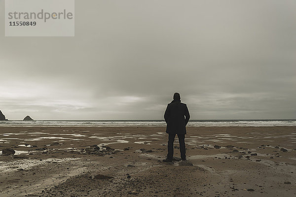Frankreich  Bretagne  Finistere  Halbinsel Crozon  Mann am Strand stehend