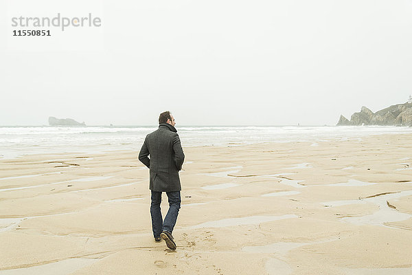 Frankreich  Bretagne  Finistere  Halbinsel Crozon  Strandwanderer