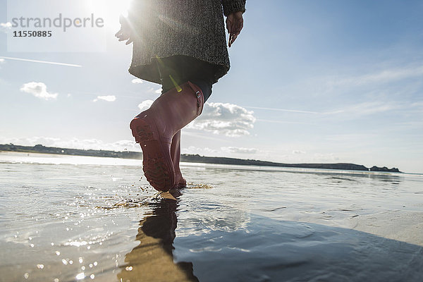 Frankreich  Bretagne  Finistere  Halbinsel Crozon  Frau beim Spaziergang am Strand