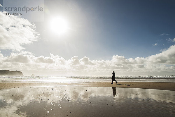 Frankreich  Bretagne  Finistere  Halbinsel Crozon  Frau beim Spaziergang am Strand