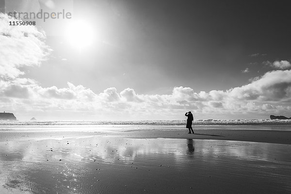 Frankreich  Bretagne  Finistere  Halbinsel Crozon  Frau am Strand
