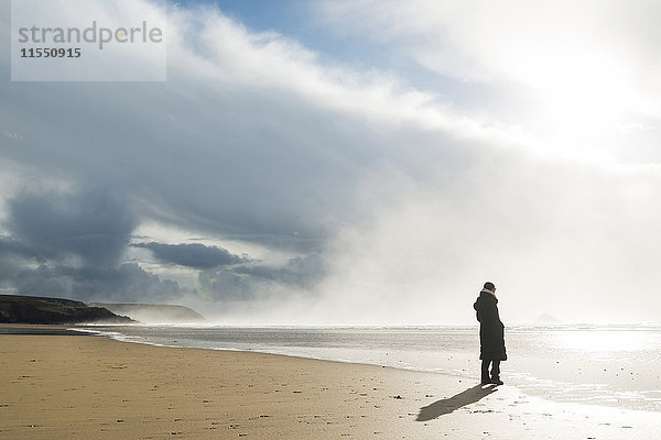 Frankreich  Bretagne  Finistere  Halbinsel Crozon  Frau am Strand stehend