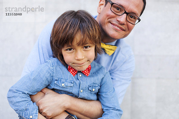 Vater und Sohn mit Fliege  Portrait