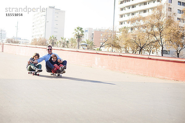 Spanien  Katalonien  Barcelona  Onkel und Kinder beim Skaten