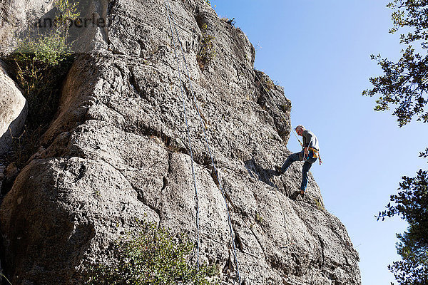 Spanien  Tarragona  Siurana  Kletterer auf einer Steinmauer