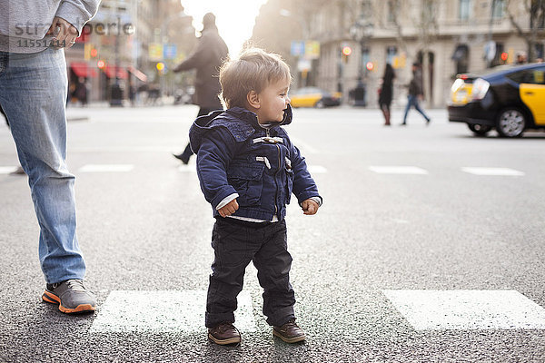 Spanien  Barcelona  kleiner Junge auf einer Straße stehend