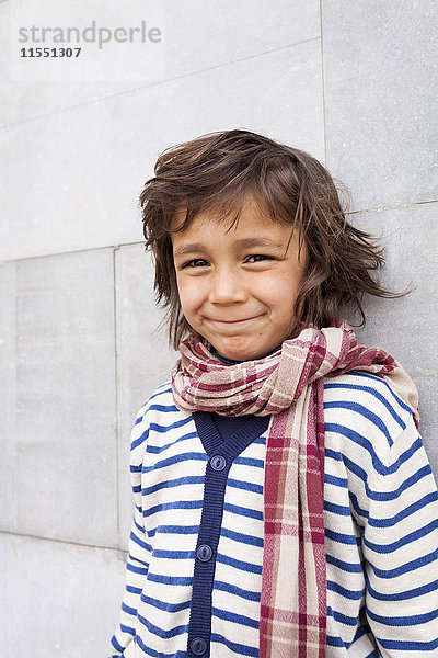 Porträt eines lächelnden kleinen Jungen mit Schal