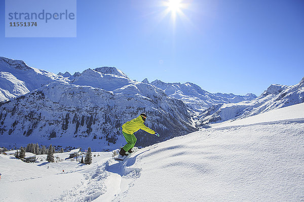 Snowboarder  Snowboarden in den Alpen in Lech  Österreich